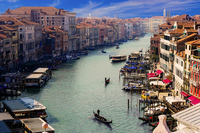 Check our Venice carnival guide !